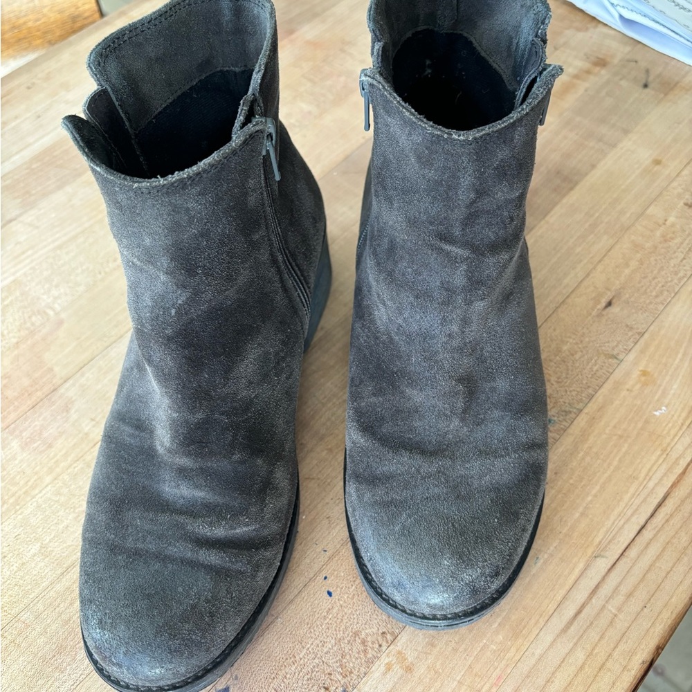 Women’s 8.5 Naot ankle booties.